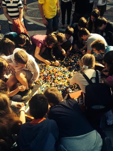 <p>Ma reggel 9:00-kor elkezdődött a 46. LEGO Toronyépítés Világrekord kísérlet!</p>